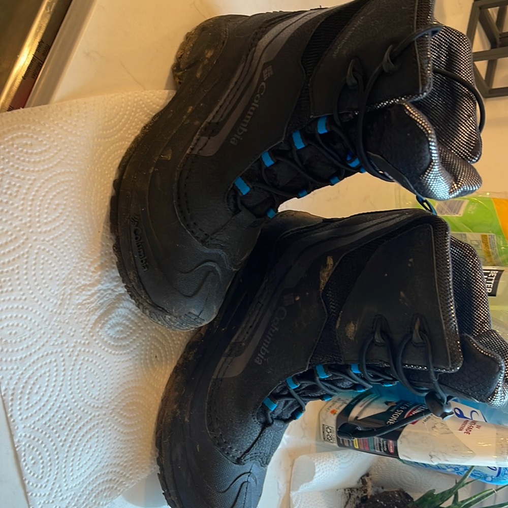 Like new Boys Columbia size 5 winter  boots